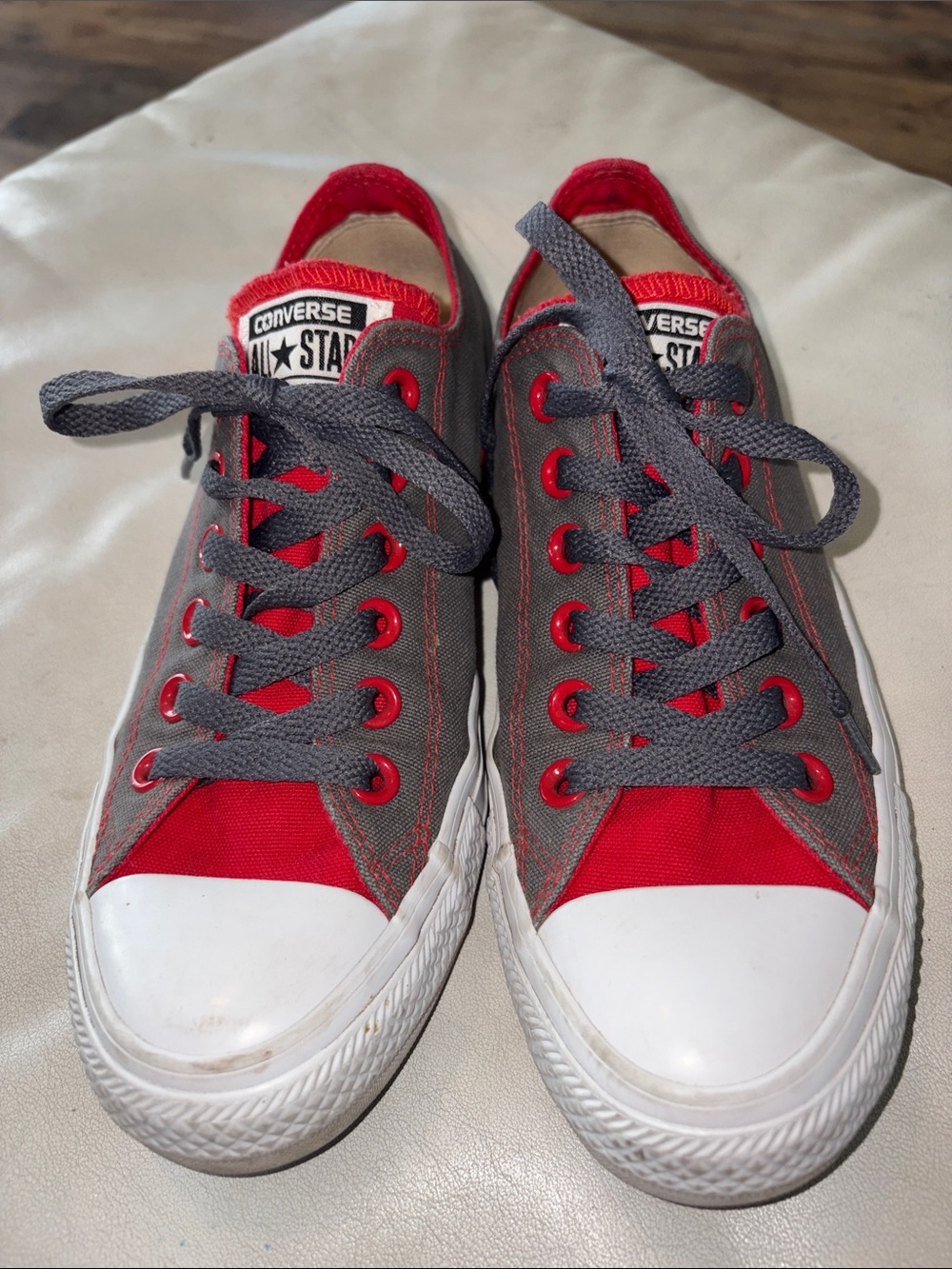 WOMEN’S LOVE CONVERSE CHUCKS